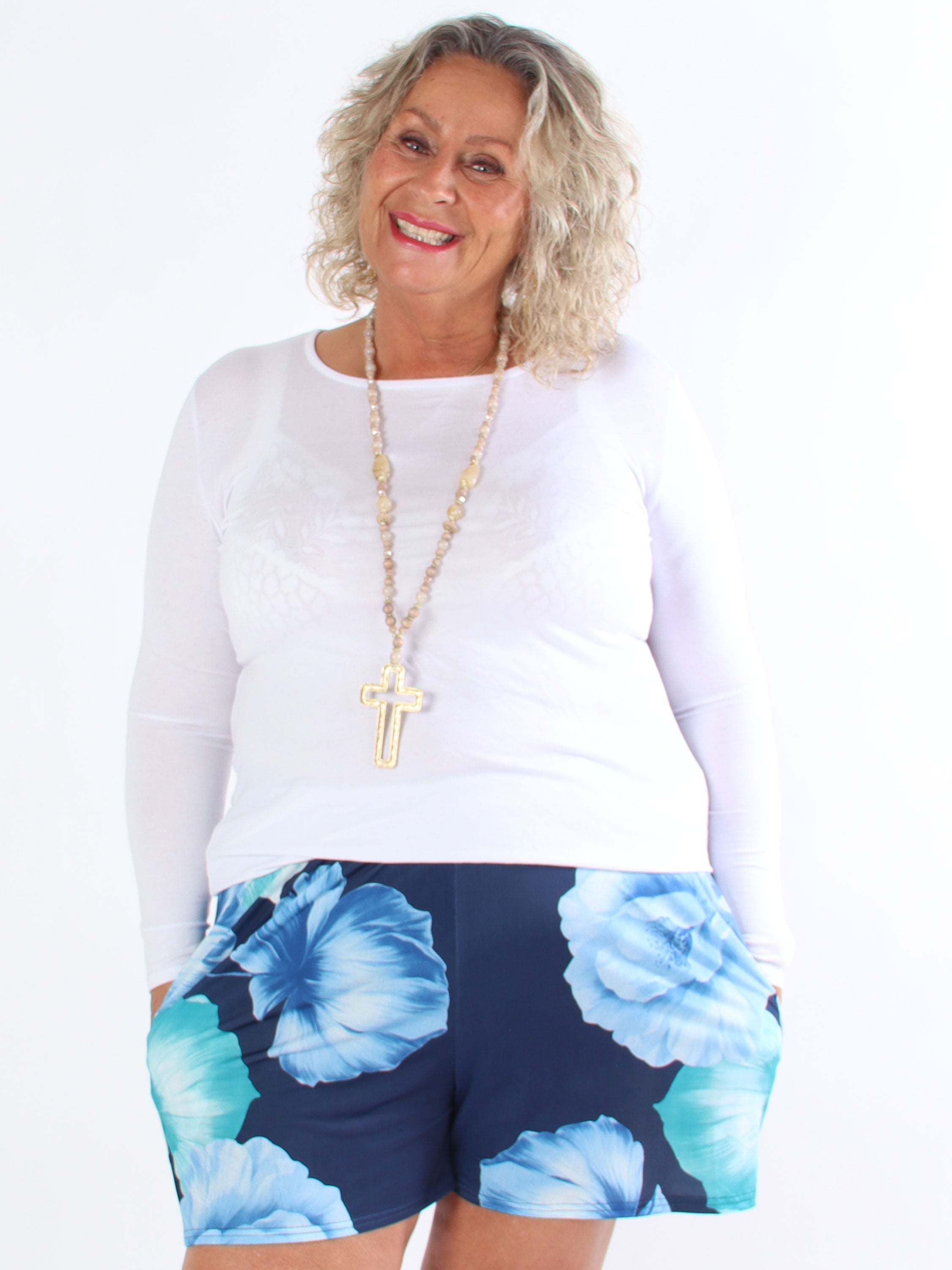 Pams Flower Shorts - Elastiska plus size-shorts med blommigt tryck